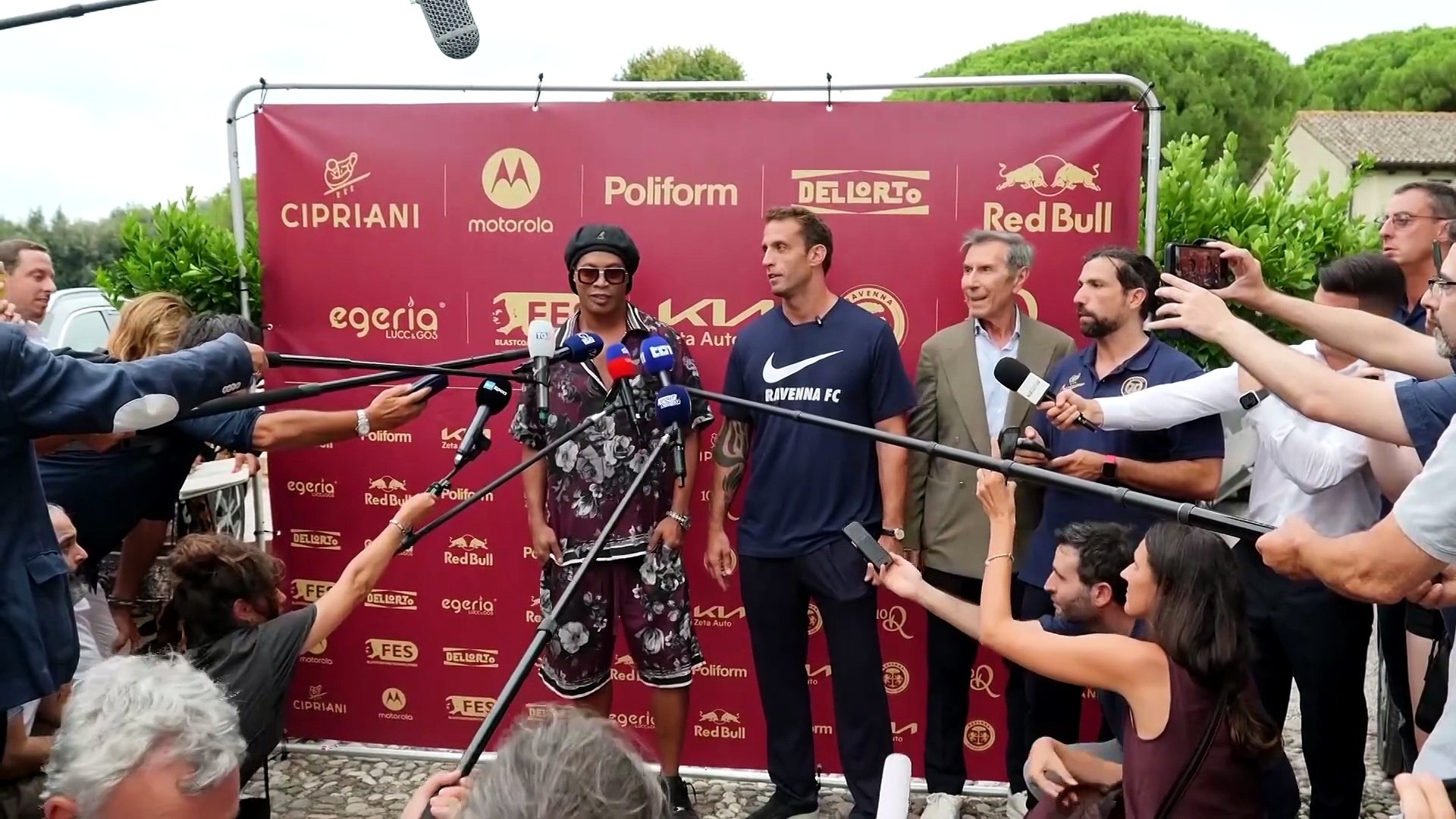 Las primeras palabras de Ronaldinho al llegar a Ravenna: "Estoy aquí para ayudar"