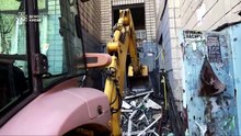 Жители Киева разбирают завалы после смертельного обстрела России