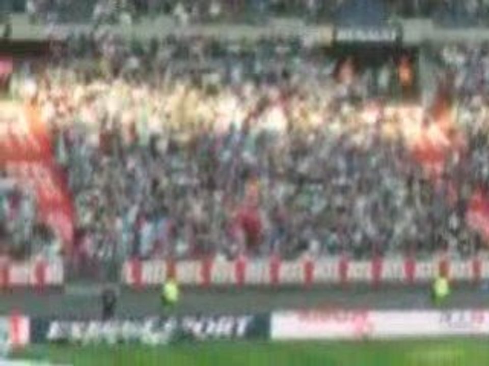 aparition en hélicoptère de la coupe au stade de France