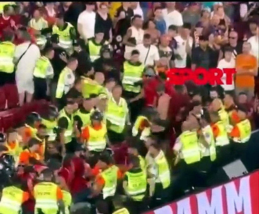 أحداث شغب جماهير الأهلي أمام برشلونة الإسباني