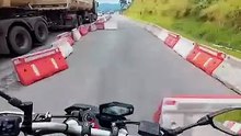 Motoqueiro foi tenta passa Rodotrem pela direita e acabou fechado
