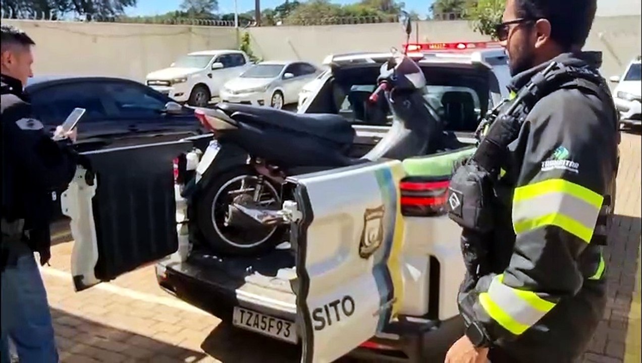 Motociclista foge a pé após abordagem e agentes...