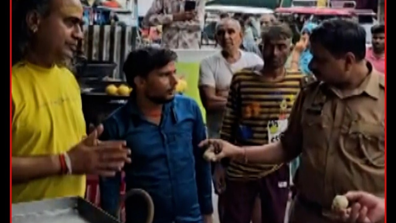 यूपी के हमीरपुर में मिलावटी मिठाइयों के खिलाफ प...