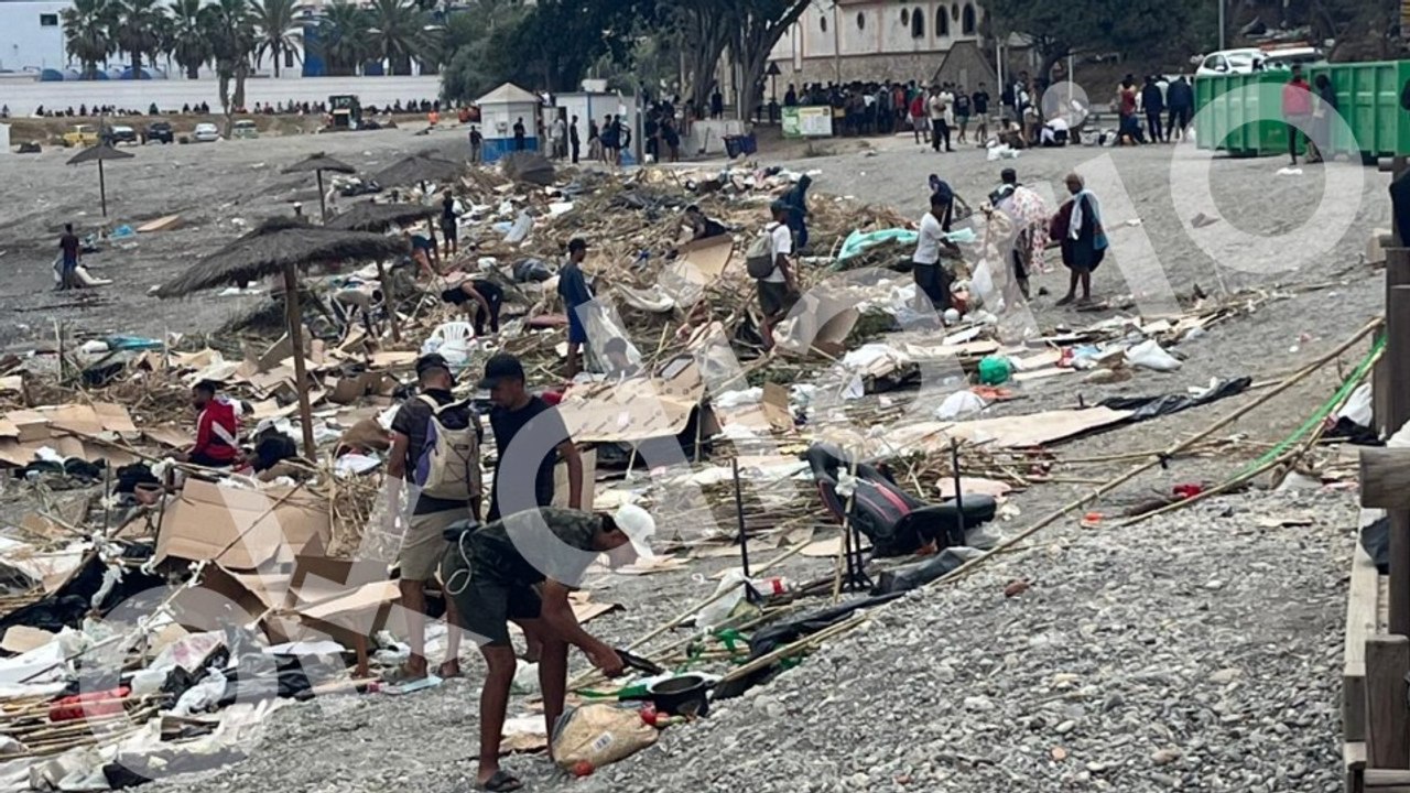 Unos 500 inmigrantes ilegales vuelven a la playa de El Trampolín tras ser realojados en campamentos por el Gobierno