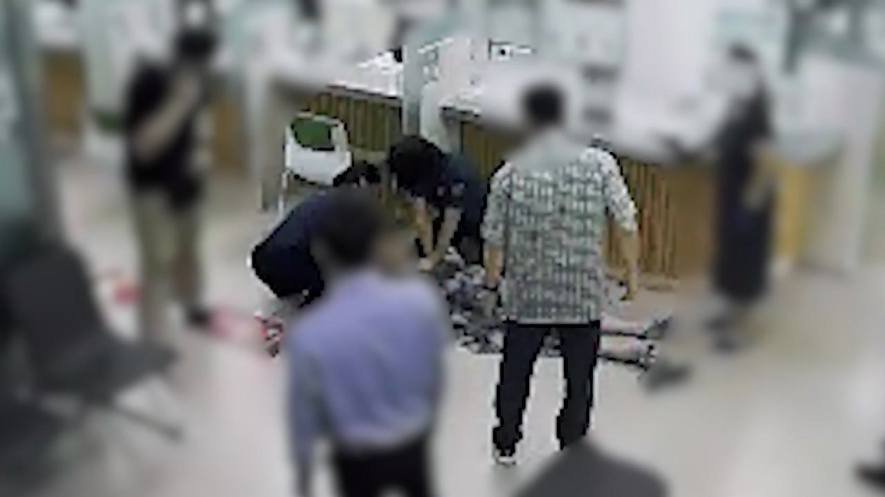 쓰러진 민원인에게 응급처치...생명 구한 경찰관 / YTN