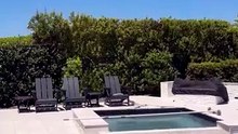 Mergulho inesperado. Encomenda da Amazon acaba na piscina em vídeo viral
