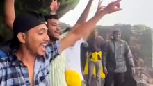 Un singe imite des randonneurs qui sautent à Harihar Fort en Inde