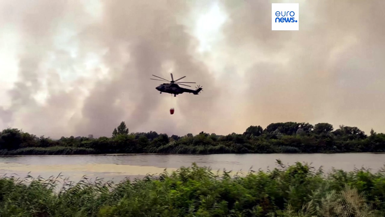 Waldbrand außer Kontrolle: Russisches Löschflugzeug im Einsatz in Serbien