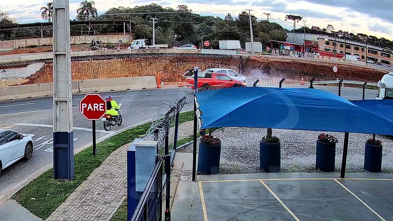 Assista! Câmeras flagram momento em que carro é...