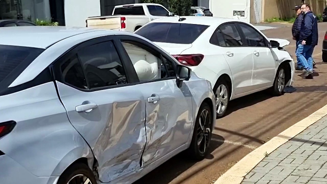 Versa e Onix batem no Bairro Neva, em Cascavel