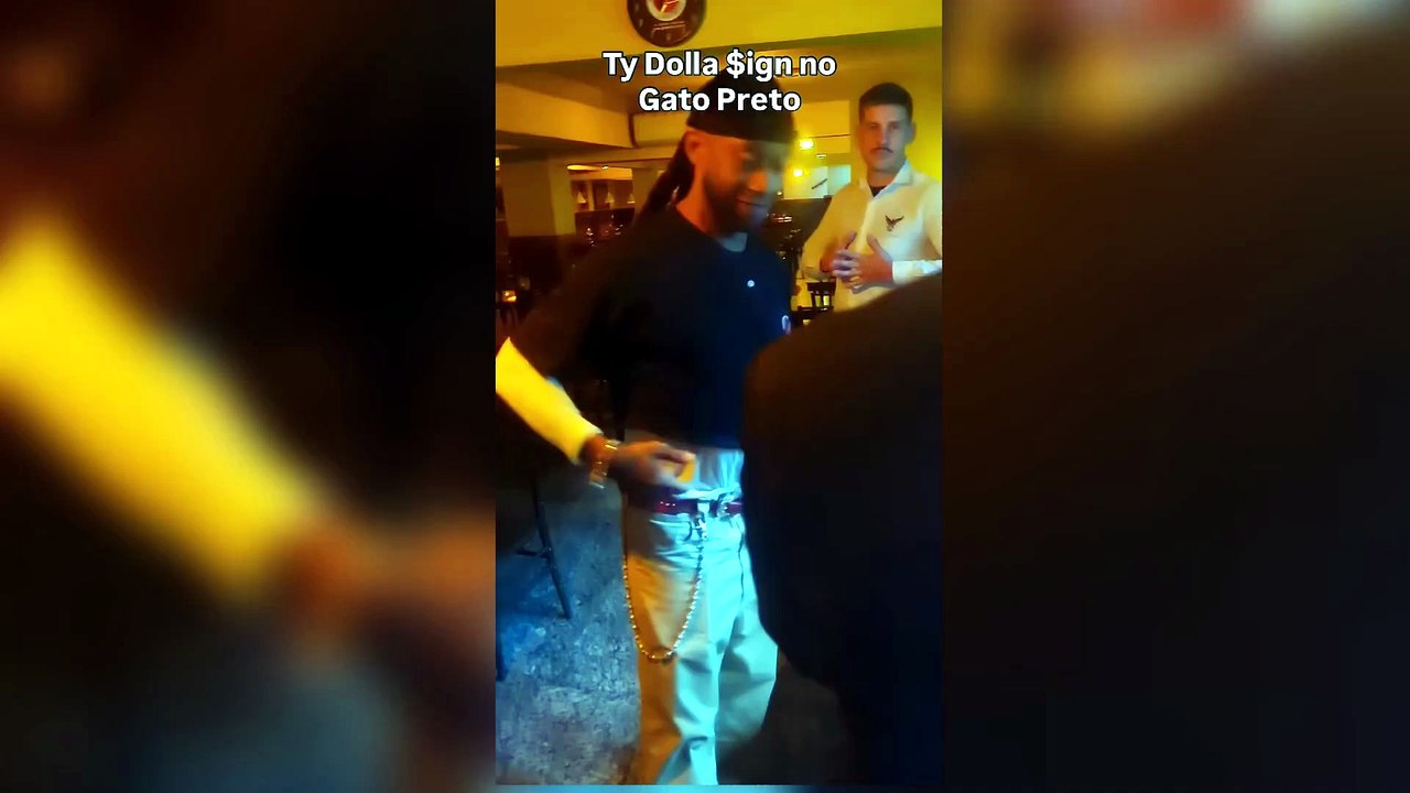 Cantor norte-americano Ty Dolla $ign aparece no...