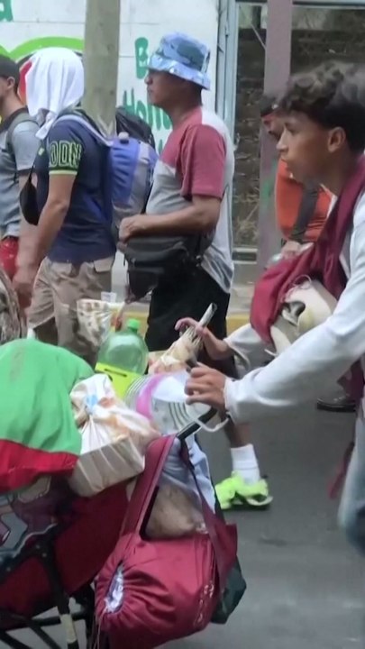 Migrant caravan moves toward Central and Northe...