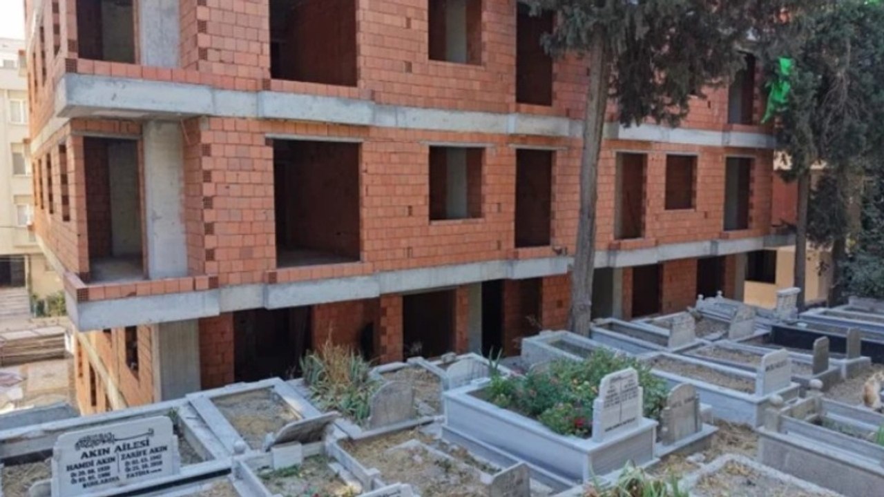Mezarlık manzaralı sıfır daireler ilginç görüntüler oluşturdu