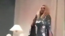 سقوط مفاجئ للفنانة منال عمارة خلال حفل زفاف