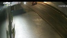Clio roda na pista após acidente na Rua Erechim, no Centro