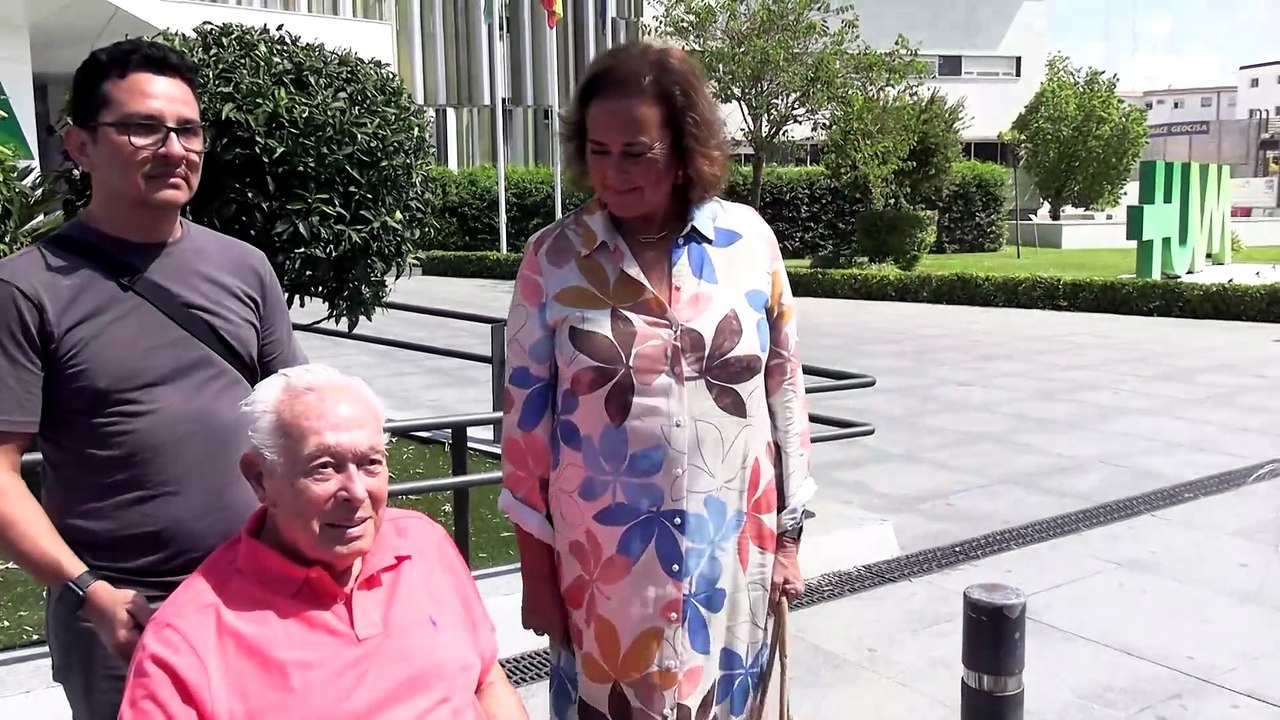 Curro Romero abandona el hospital tras su ingre...
