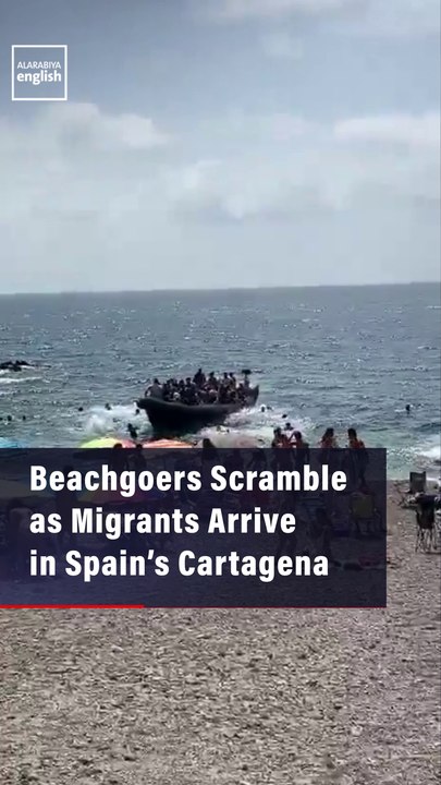 Beachgoers Scramble as Dozens of Migrants Arriv...
