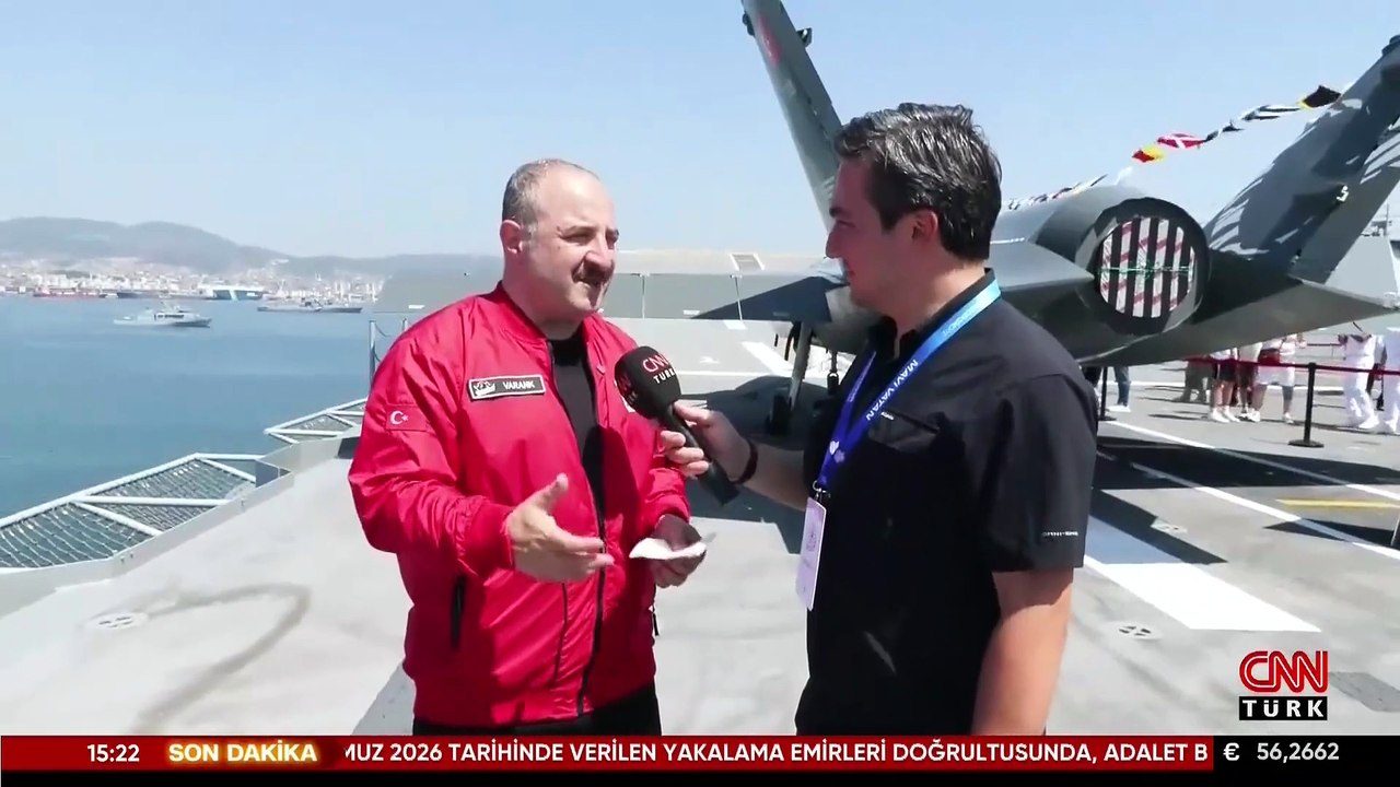 Mustafa Varank, TCG Anadolu'nun pistinde CNN TÜ...