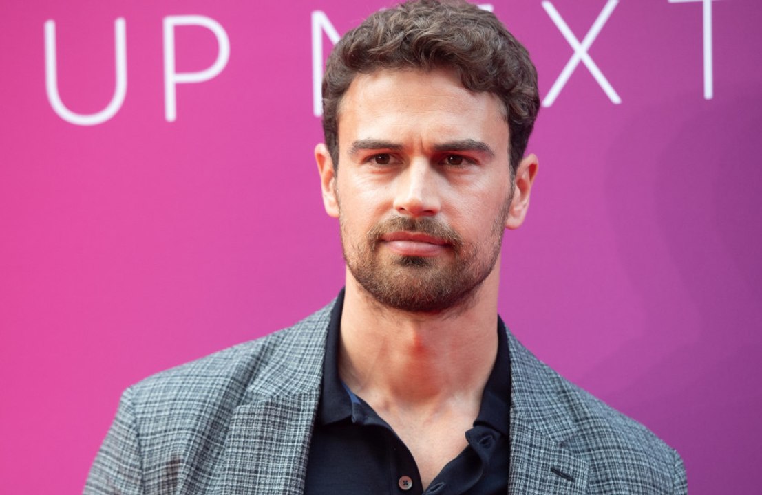 James Bond : l'acteur Theo James répond aux rum...