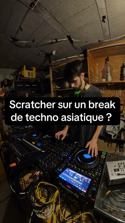 30 secondes pour scratcher sur un break de techno asiatique 🥰#dj#scratch#techno#asiatique#fyp