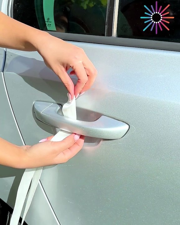 Add a floral touch to your wedding car with thi...
