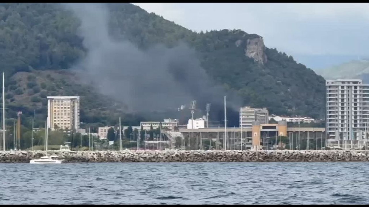 Incendio all'ospedale di Salerno, le immagini d...