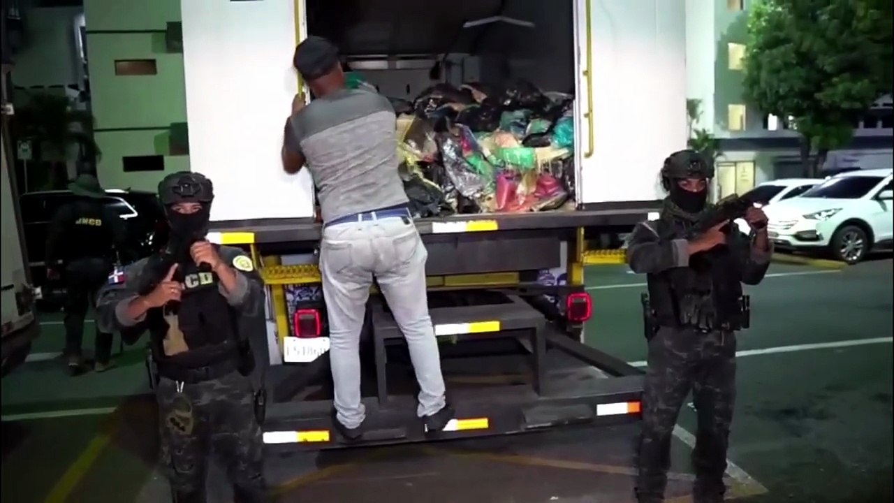 Incautan 1.3 toneladas de presunta cocaína y 30...