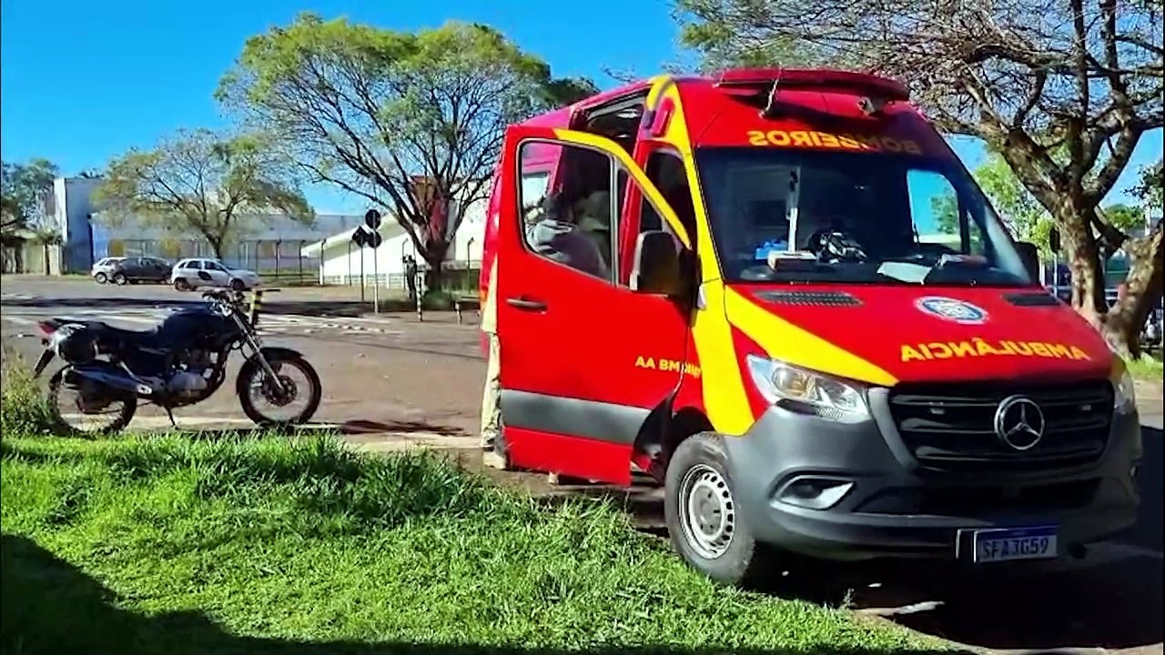 Batida entre duas motos deixa uma pessoa ferida...