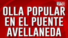 Cruzan el riachuelo a bote: sin escaleras, sin ascensor y sin mantenimiento