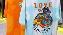 🧡 تيشيرت الغيوم البرتقالي من متجر دفنيشن Definition  الأناقة والراحة في قطعة واحدة ☁️✨