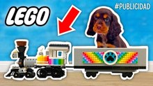 ¡Un cachorro viaja en un tren de LEGO!