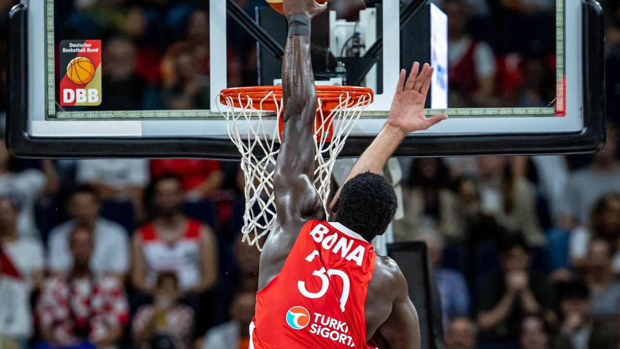 Mega-Poster gegen Ex-NBA-Spieler: Bona düpiert...
