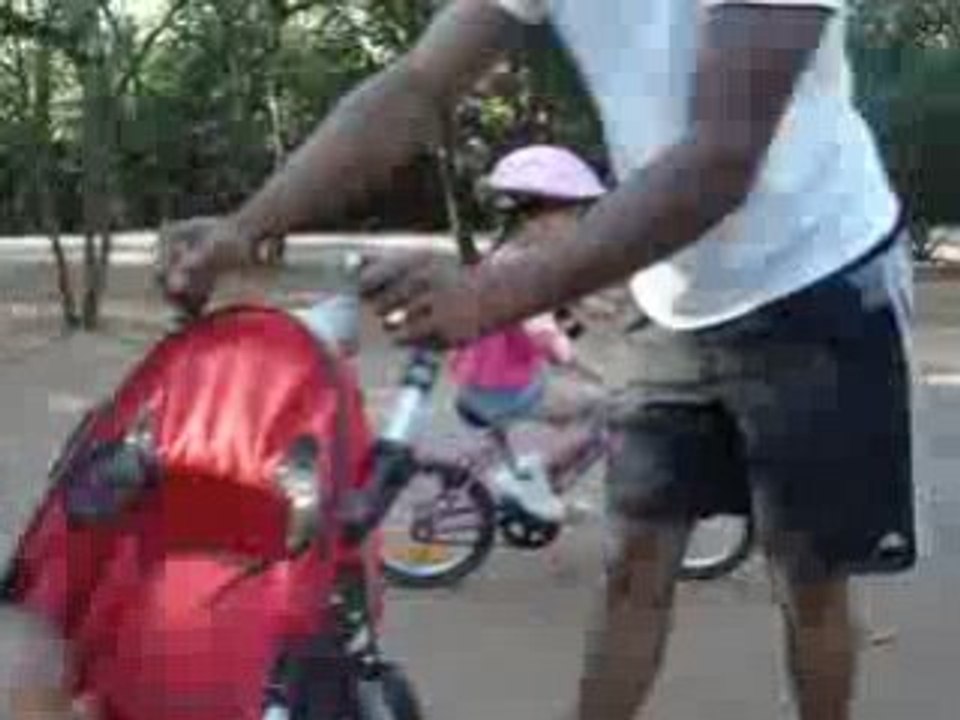 chloé et son premier vélo de grande