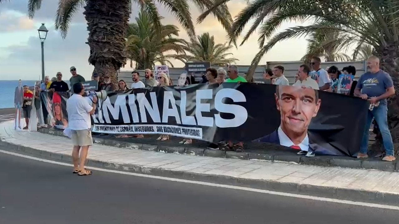 Ciudadanos de Lanzarote frente a La Mareta en la protesta de Hazte Oír contra Sánchez: "¡Hay que echarlos!"