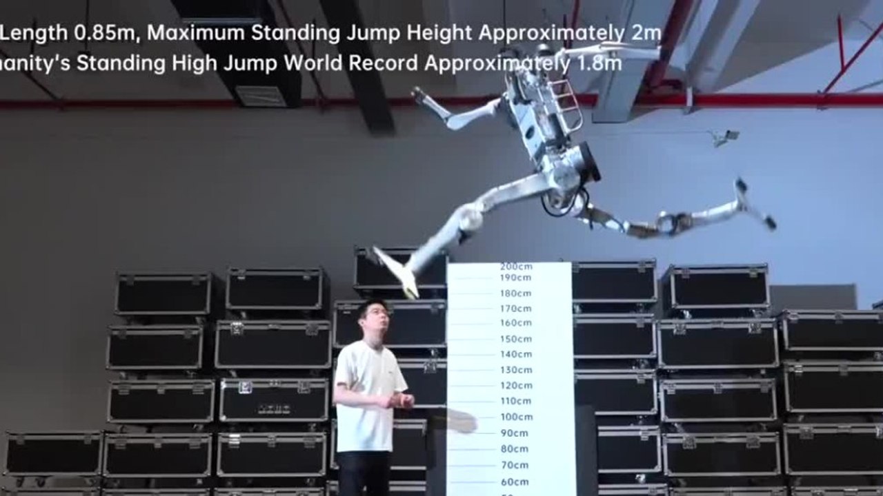 tn7-robot-humanoide-superman-210826
