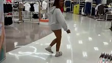 ¡Casi se cae del mareo!