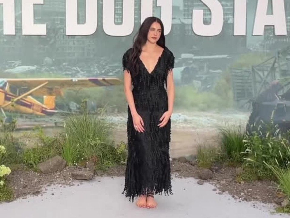 Unten ohne unterwegs: Margaret Qualley kommt fast barfuß zu Premiere