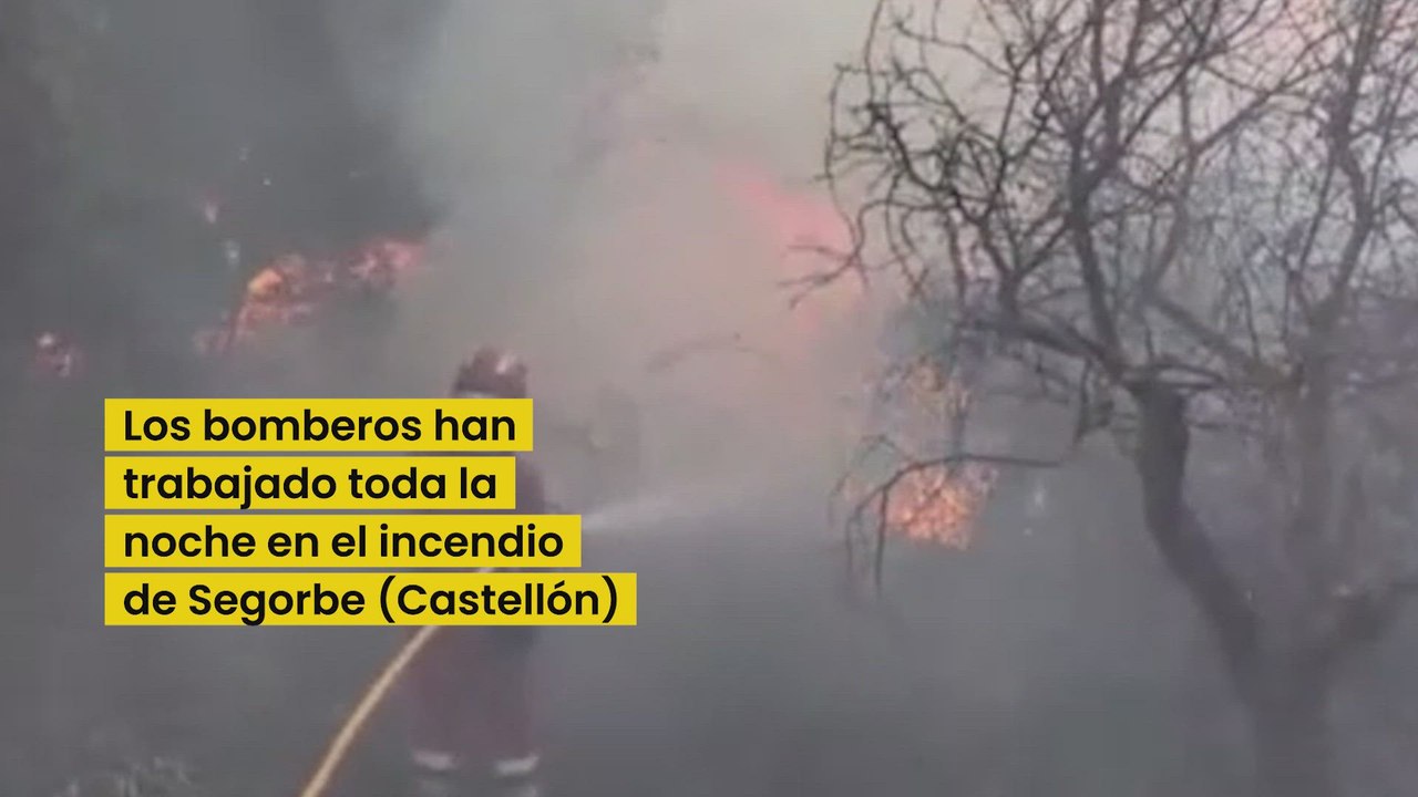 Los equipos de extinción trabajan en el incendi...