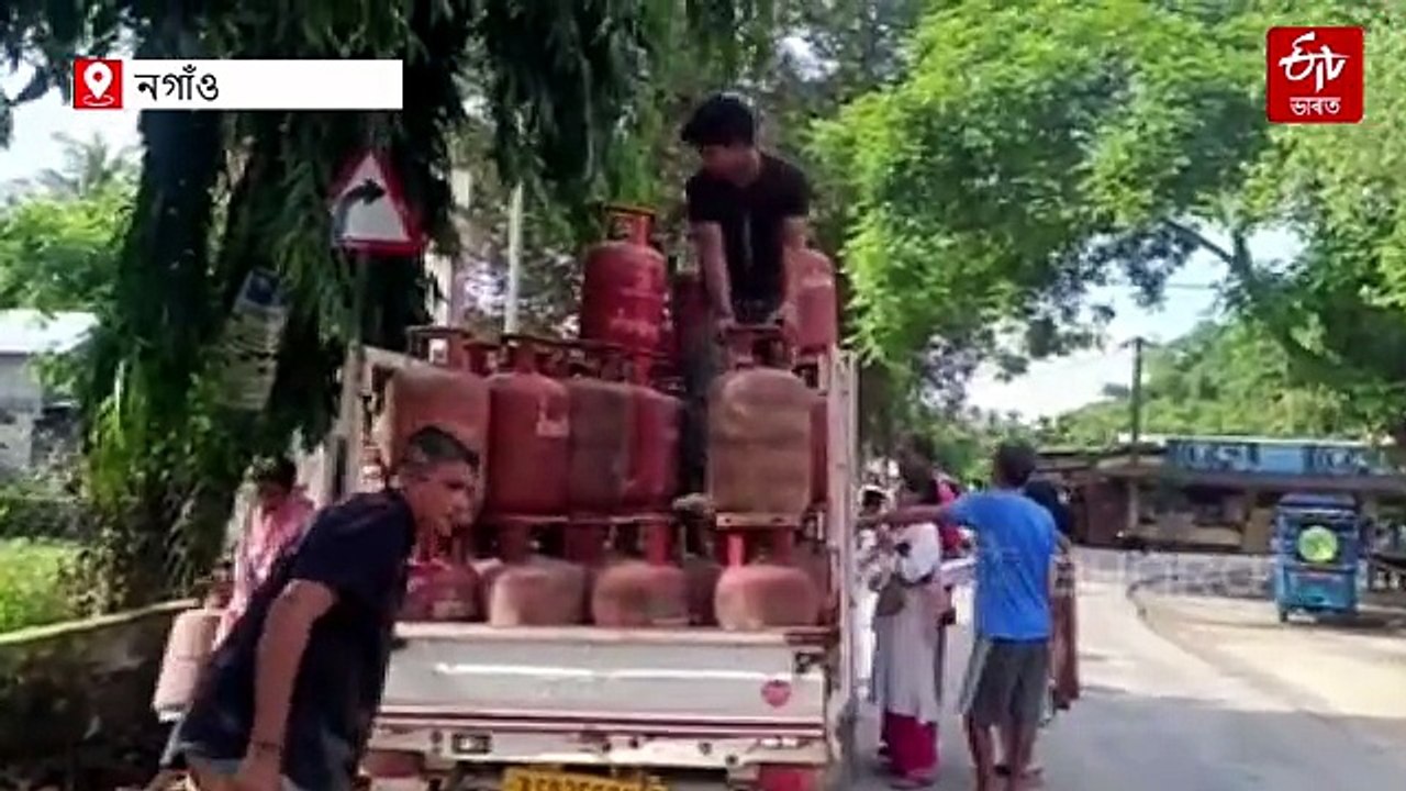 নগাঁৱত এলপিজি সংযোগৰ ই-কেৱাইচিৰ নামত গ্ৰাহকৰ পৰ...