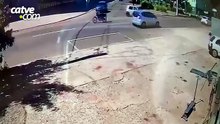 Câmera flagra batida que faz carro atravessar Avenida Tito Muffato e parar na calçada