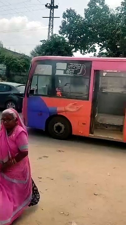जयपुर में चलती लॉ-फलोर बस में आग
