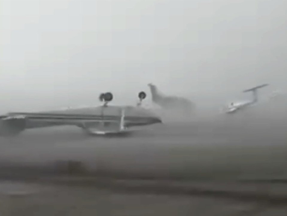 Gigantische Sturmböen wirbeln Flugzeuge umher