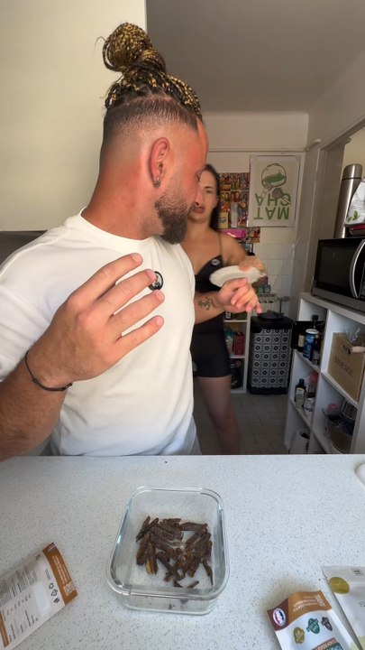 Je goûte des insectes 🦟 Partie 2 😂