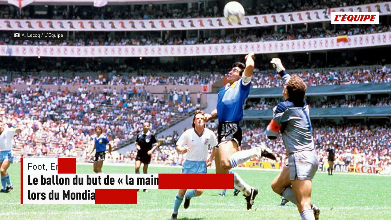 Le ballon du but de « la main de Dieu » marqué...