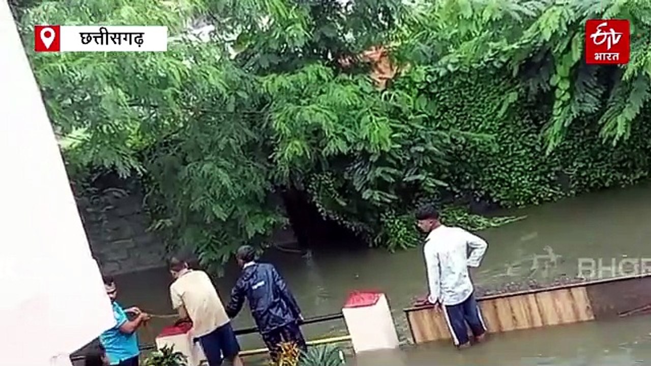 रायपुर में भारी बारिश से नाले में बही गाड़ी, रस...