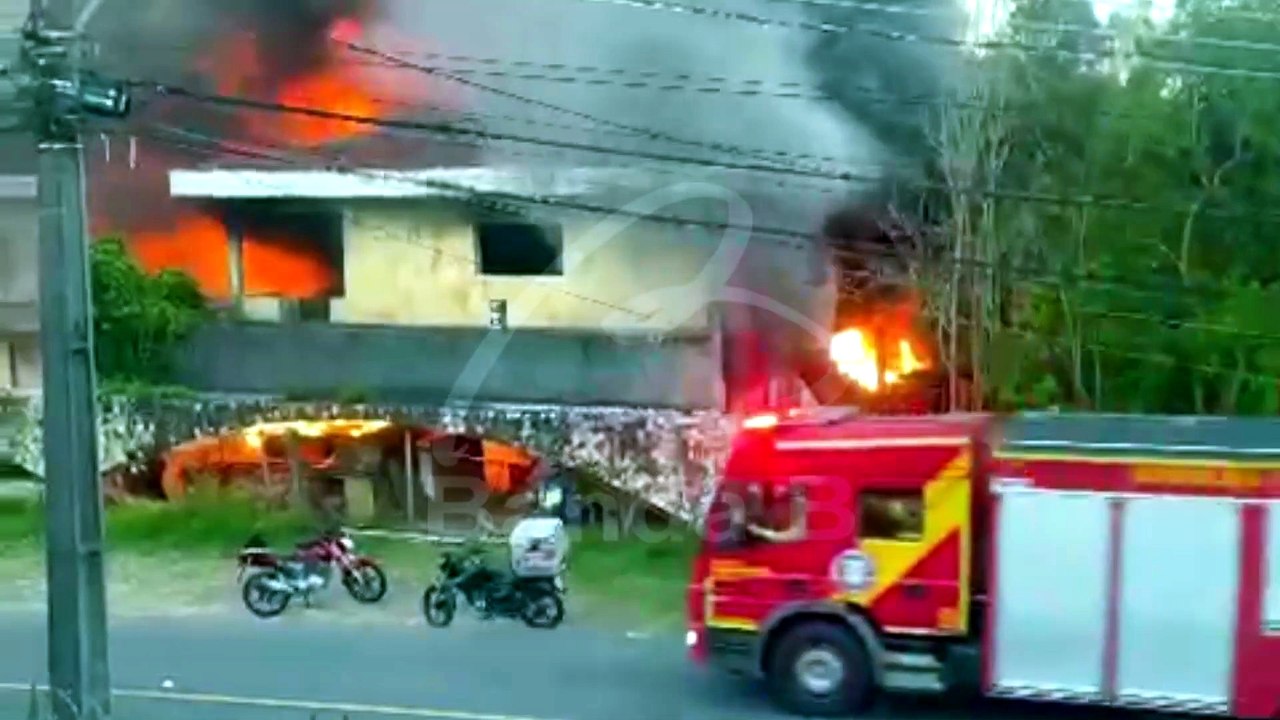 Vídeo mostra casa em chamas no Pilarzinho