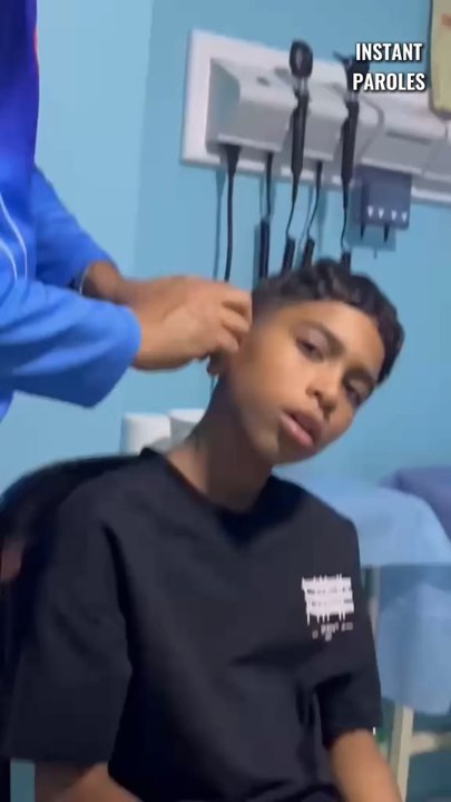 Ce garçon sourd entend pour la première fois à...