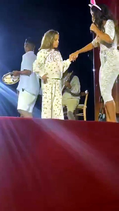 Filha de Ivete Sangalo sobe ao palco durante show em São Paulo e samba com a mãe