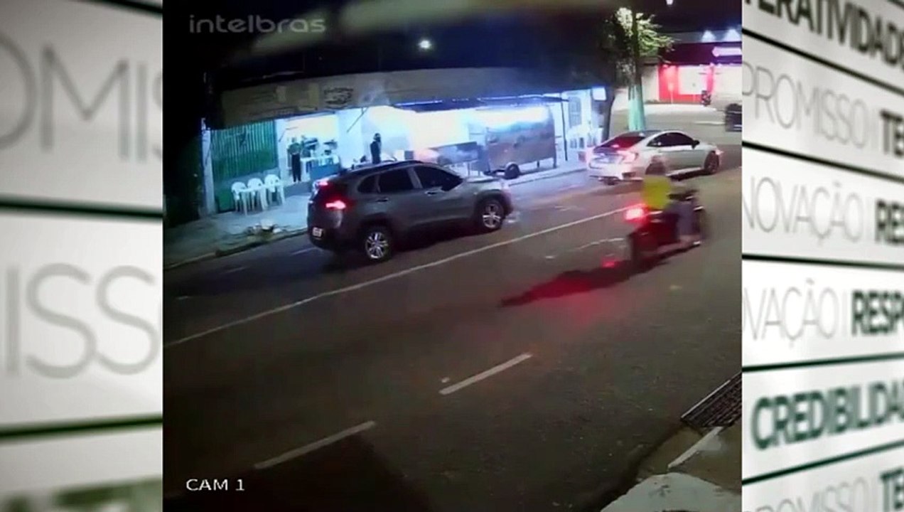 Lanchonete é assaltada por suspeito que foge com comparsa em moto