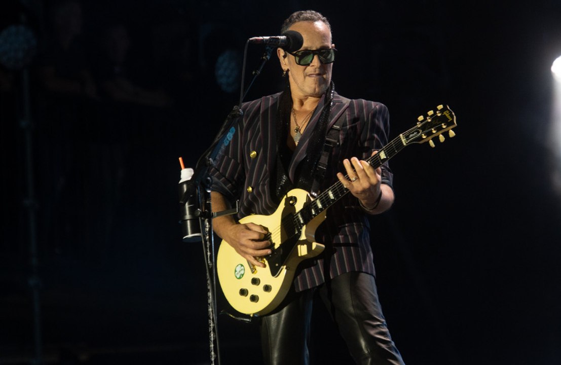 デフ・レパードのギタリスト、がん再発を告白